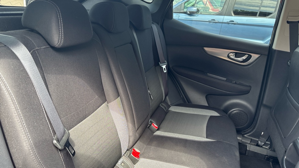 Nissan Qashqai 1.2 DiG-T N-Connecta 5dr Petrol Hatchback - Image 26