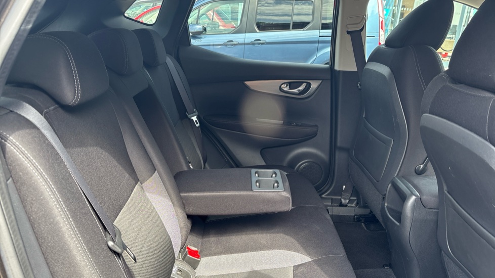 Nissan Qashqai 1.2 DiG-T N-Connecta 5dr Petrol Hatchback - Image 28