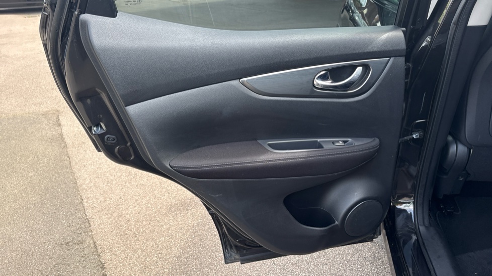 Nissan Qashqai 1.2 DiG-T N-Connecta 5dr Petrol Hatchback - Image 38
