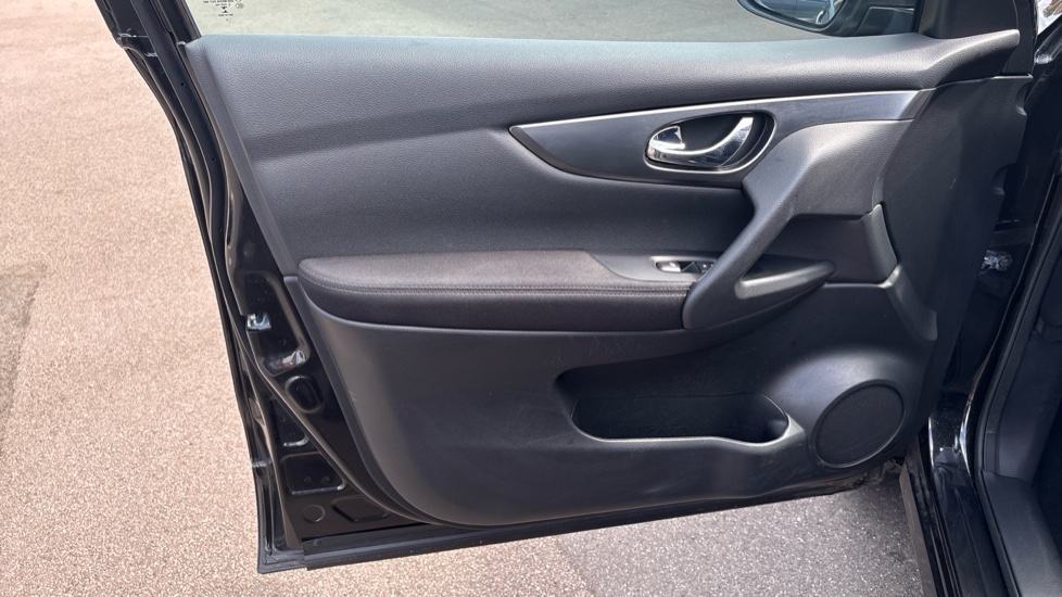 Nissan Qashqai 1.2 DiG-T N-Connecta 5dr Petrol Hatchback - Image 40