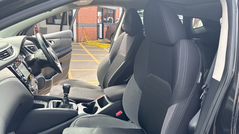 Nissan Qashqai 1.2 DiG-T N-Connecta 5dr Petrol Hatchback - Image 46