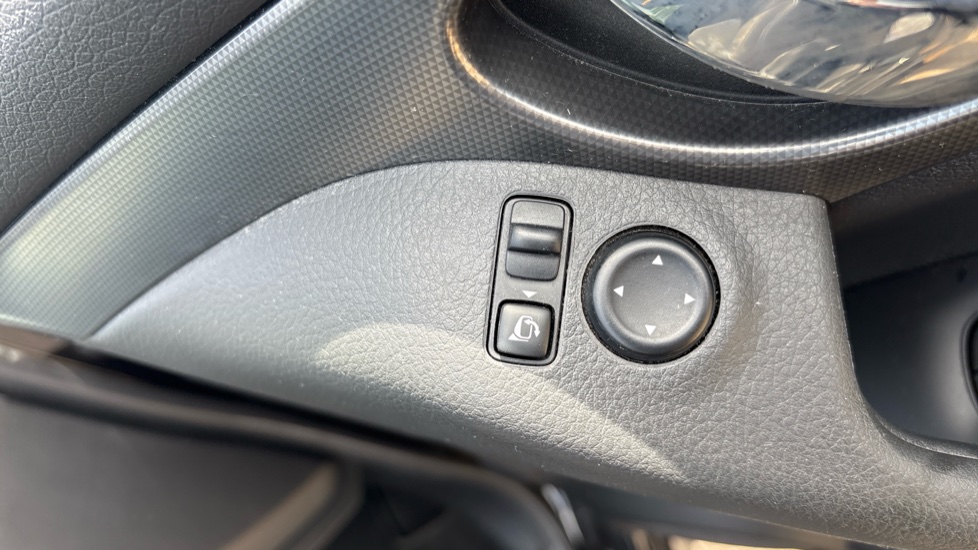 Nissan Qashqai 1.2 DiG-T N-Connecta 5dr Petrol Hatchback - Image 54