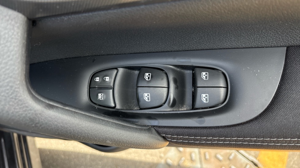 Nissan Qashqai 1.2 DiG-T N-Connecta 5dr Petrol Hatchback - Image 55
