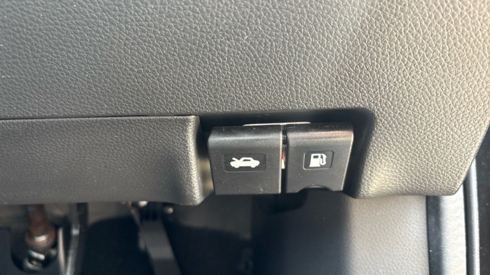 Nissan Qashqai 1.2 DiG-T N-Connecta 5dr Petrol Hatchback - Image 57