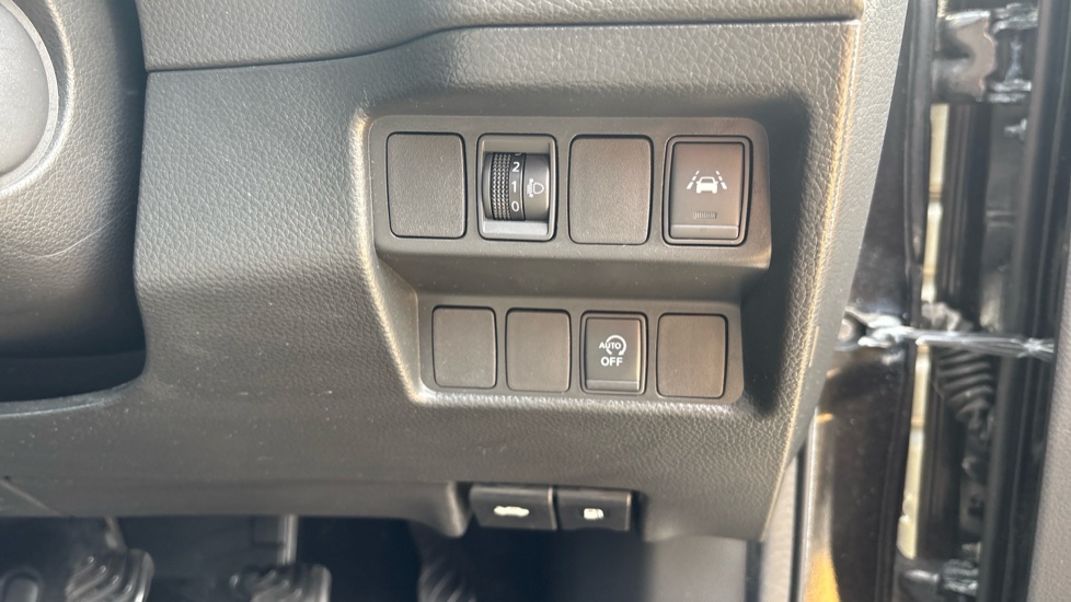 Nissan Qashqai 1.2 DiG-T N-Connecta 5dr Petrol Hatchback - Image 58