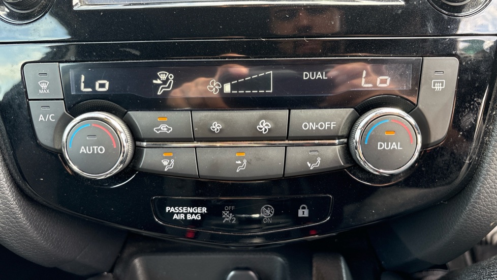 Nissan Qashqai 1.2 DiG-T N-Connecta 5dr Petrol Hatchback - Image 75