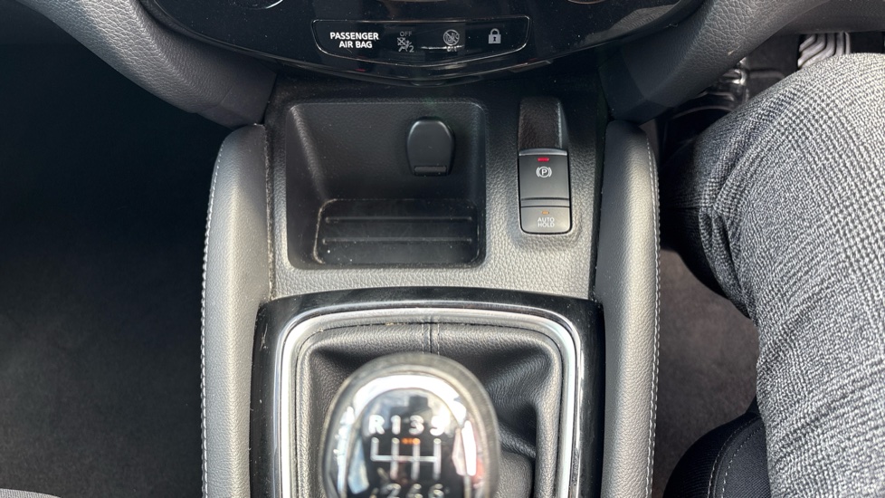 Nissan Qashqai 1.2 DiG-T N-Connecta 5dr Petrol Hatchback - Image 76