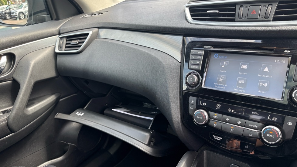 Nissan Qashqai 1.2 DiG-T N-Connecta 5dr Petrol Hatchback - Image 82