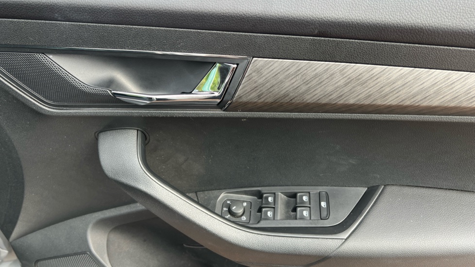 Skoda Karoq 1.5 TSI SE L 5dr DSG Petrol Estate - Image 19