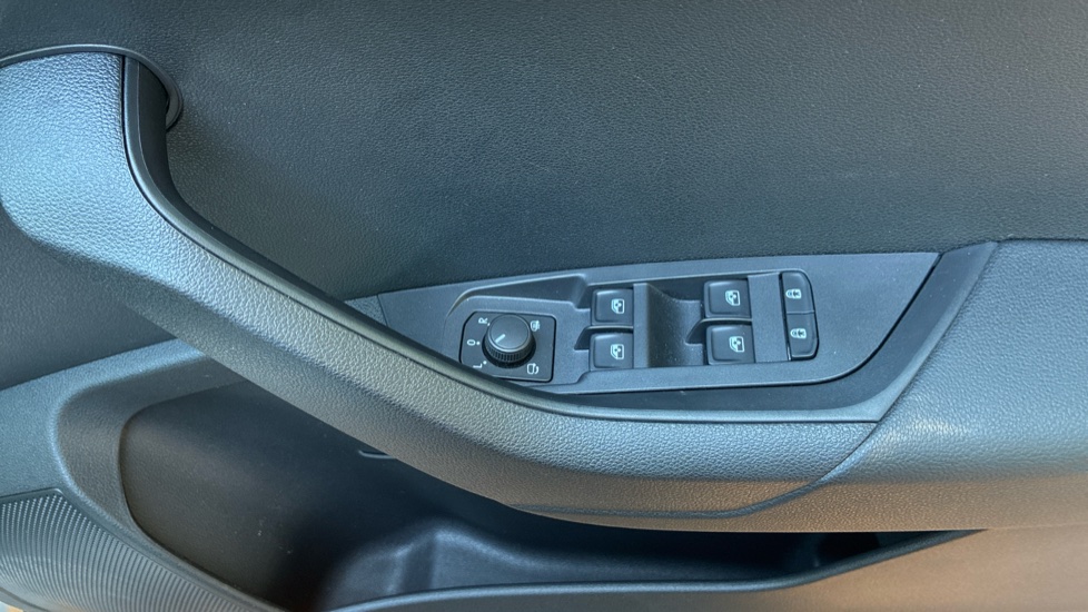 Skoda Karoq 1.5 TSI SE L 5dr DSG Petrol Estate - Image 19