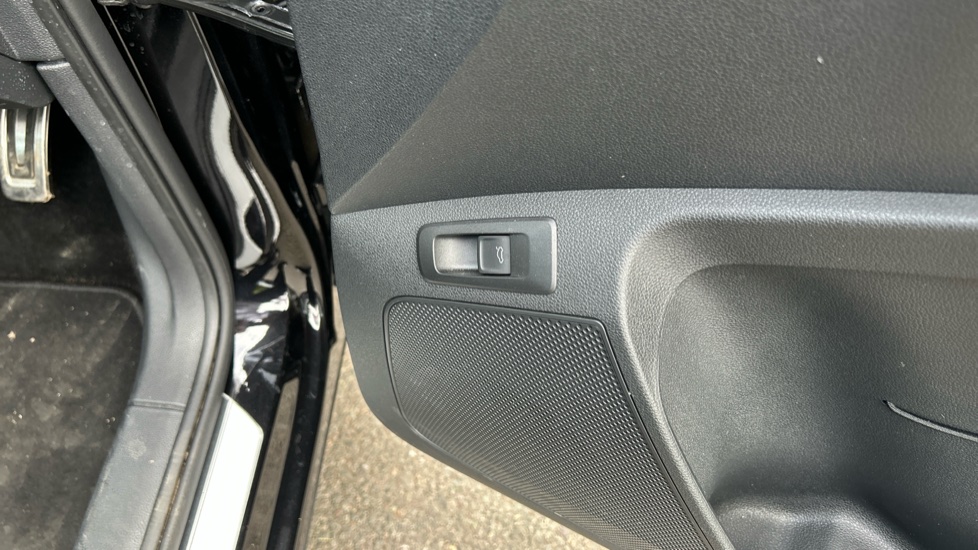 Skoda Karoq 1.5 TSI Sportline 5dr DSG Petrol Estate - Image 32