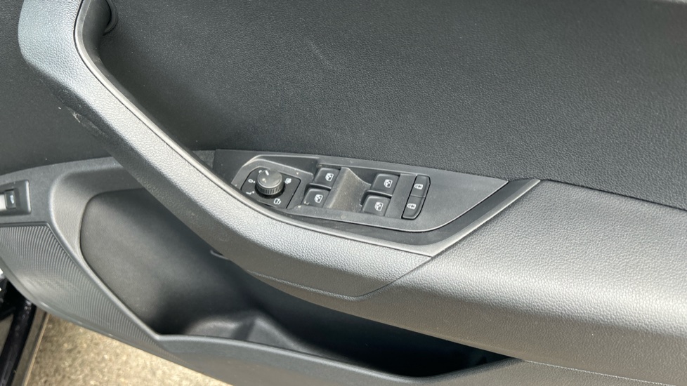 Skoda Karoq 1.5 TSI Sportline 5dr DSG Petrol Estate - Image 33