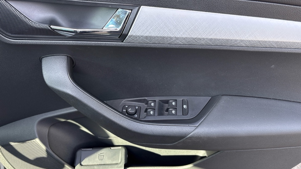 Skoda Karoq 1.0 TSI SE Drive 5dr Petrol Estate - Image 19