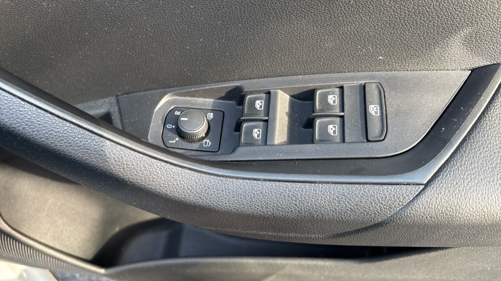 Skoda Karoq 1.0 TSI SE Drive 5dr Petrol Estate - Image 19