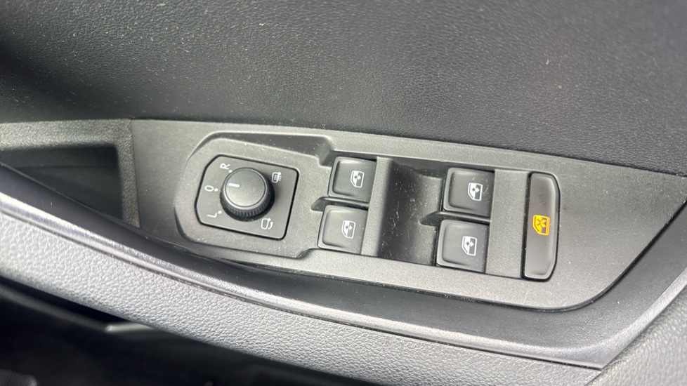 Skoda Karoq 1.0 TSI SE Drive 5dr Petrol Estate - Image 41