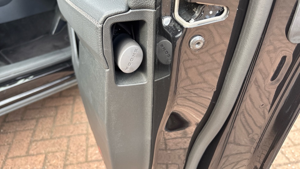 Skoda Kodiaq 2.0 TDI SE L 5dr DSG [7 Seat] Diesel Estate - Image 32