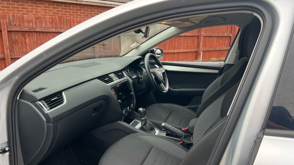 Skoda Octavia 1.5 TSI SE Drive 5dr DSG Petrol Hatchback - Image 2