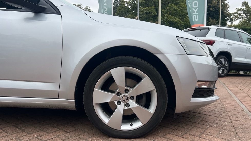 Skoda Octavia 1.5 TSI SE Drive 5dr DSG Petrol Hatchback - Image 5