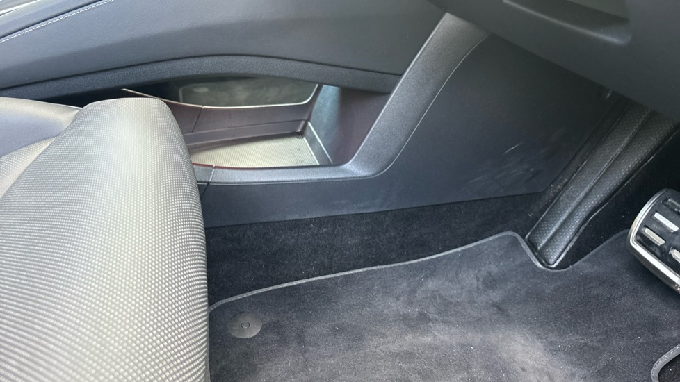 Skoda Enyaq 250kW vRS 84kWh 4x4 5dr Auto Electric - Image 34