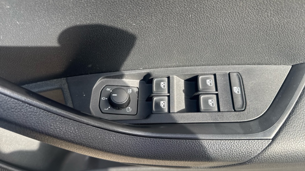 Skoda Karoq 1.5 TSI Sport Line 5dr DSG Petrol Estate - Image 22