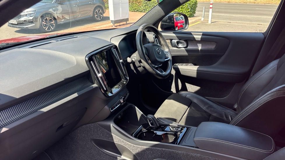 Volvo XC40 1.5 T3 [163] R DESIGN 5dr Geartronic Petrol Estate - Image 9