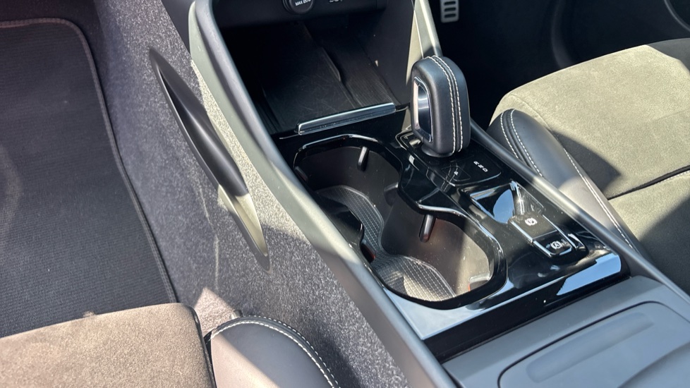 Volvo XC40 1.5 T3 [163] R DESIGN 5dr Geartronic Petrol Estate - Image 13