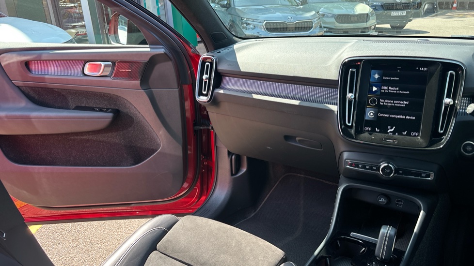 Volvo XC40 1.5 T3 [163] R DESIGN 5dr Geartronic Petrol Estate - Image 14