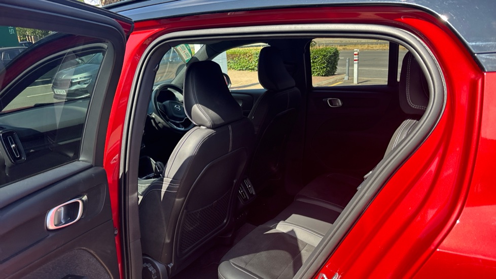 Volvo XC40 1.5 T3 [163] R DESIGN 5dr Geartronic Petrol Estate - Image 16