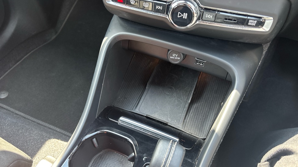 Volvo XC40 1.5 T3 [163] R DESIGN 5dr Geartronic Petrol Estate - Image 25
