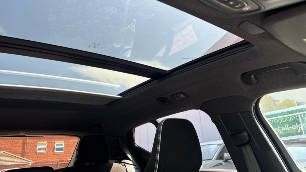 Volvo XC40 1.5 T3 [163] R DESIGN 5dr Geartronic Petrol Estate - Image 26