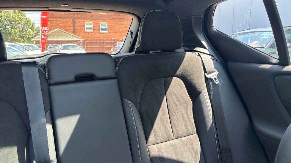 Volvo XC40 1.5 T3 [163] R DESIGN 5dr Geartronic Petrol Estate - Image 28