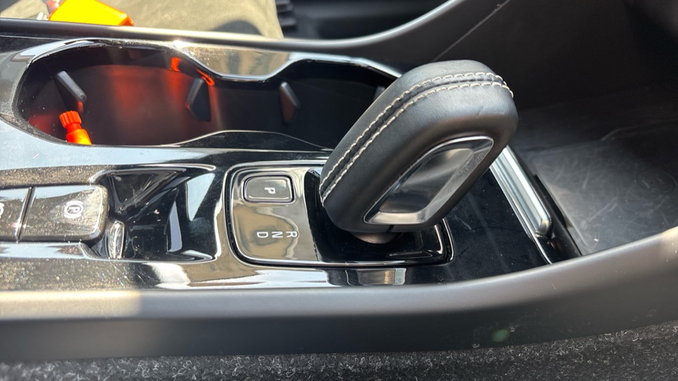 Volvo XC40 1.5 T3 [163] R DESIGN 5dr Geartronic Petrol Estate - Image 30