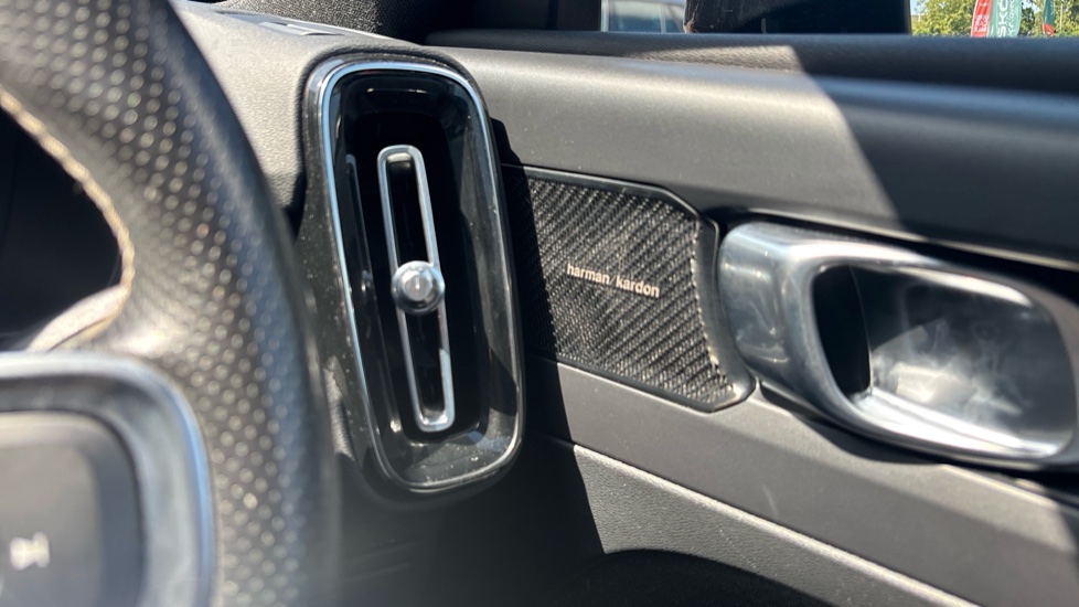 Volvo XC40 1.5 T3 [163] R DESIGN 5dr Geartronic Petrol Estate - Image 33