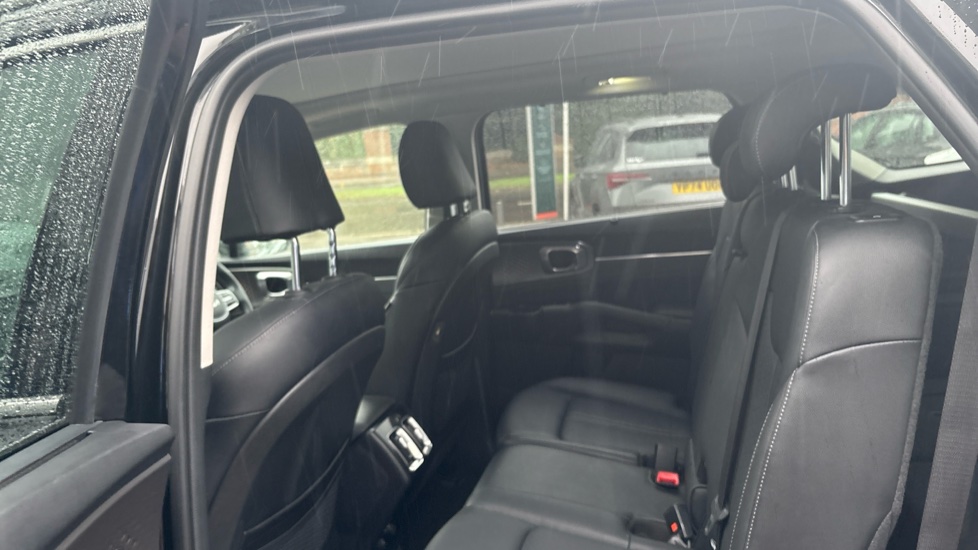 Kia Sorento 1.6 T-GDi HEV Vision 5dr Auto Hybrid Station Wagon - Image 16