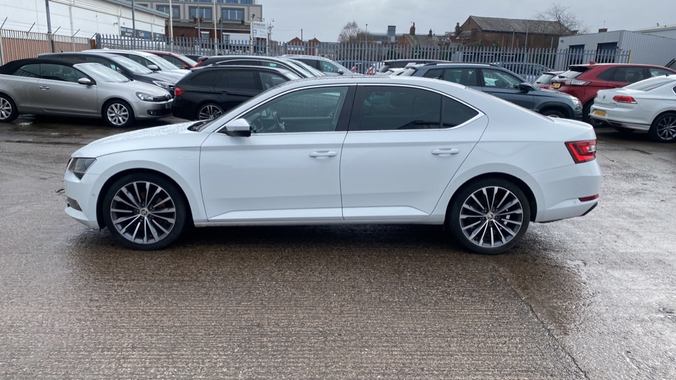 Skoda Superb White Automatic Auction DealerPX Skoda Superb White Automatic Auction DealerPX