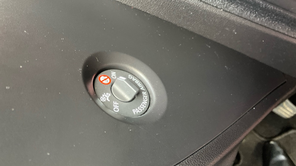 Renault Captur 1.0 TCE 100 Iconic 5dr Petrol Hatchback - Image 35