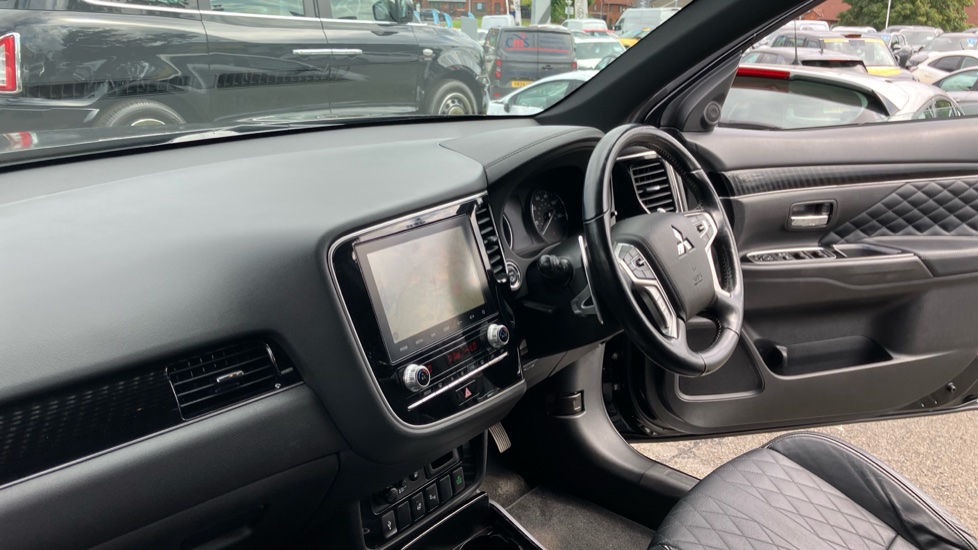 Mitsubishi Outlander 2.4 PHEV Exceed 5dr Auto Estate - Image 9