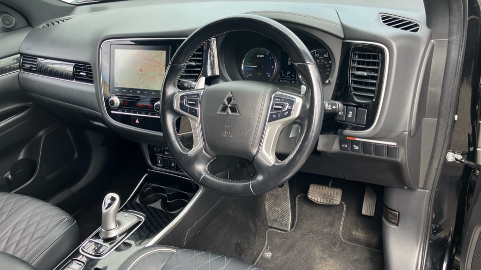 Mitsubishi Outlander 2.4 PHEV Exceed 5dr Auto Estate - Image 14