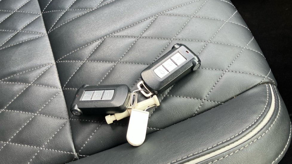 Mitsubishi Outlander 2.4 PHEV Exceed 5dr Auto Estate - Image 20