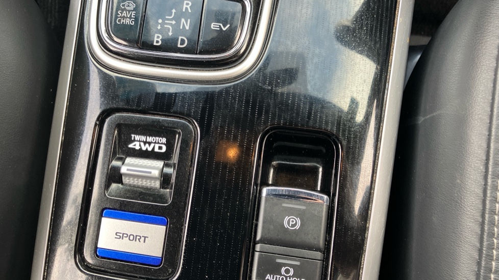 Mitsubishi Outlander 2.4 PHEV Exceed 5dr Auto Estate - Image 21