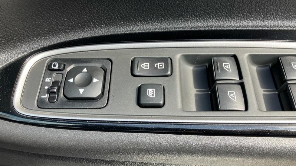 Mitsubishi Outlander 2.4 PHEV Exceed 5dr Auto Estate - Image 25