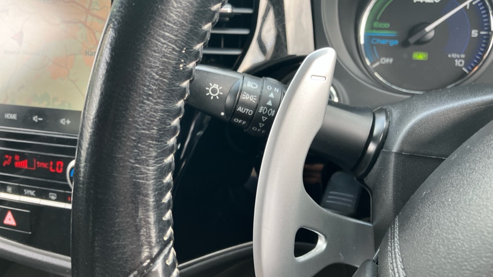 Mitsubishi Outlander 2.4 PHEV Exceed 5dr Auto Estate - Image 30