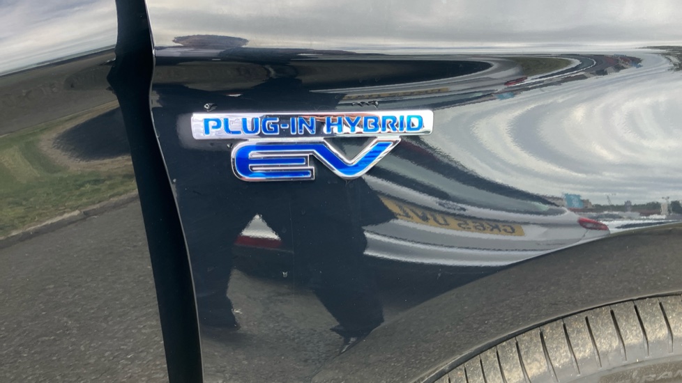 Mitsubishi Outlander 2.4 PHEV Exceed 5dr Auto Estate - Image 32