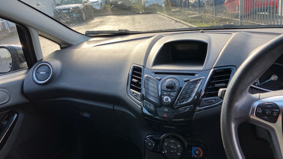 Ford Fiesta 1.25 82 Zetec 5dr Petrol Hatchback - Image 14