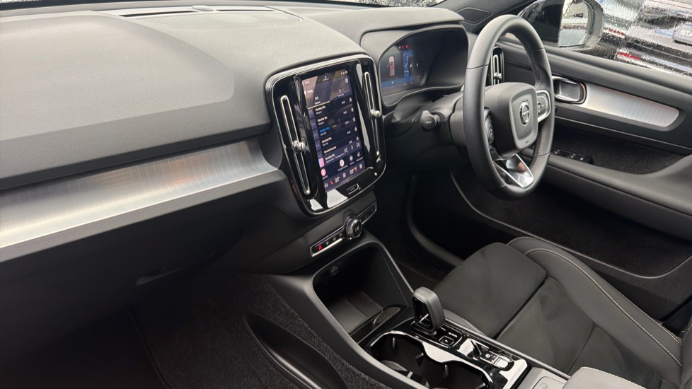 Volvo XC40 2.0 B3P Plus Dark 5dr Auto Petrol Estate - Image 9