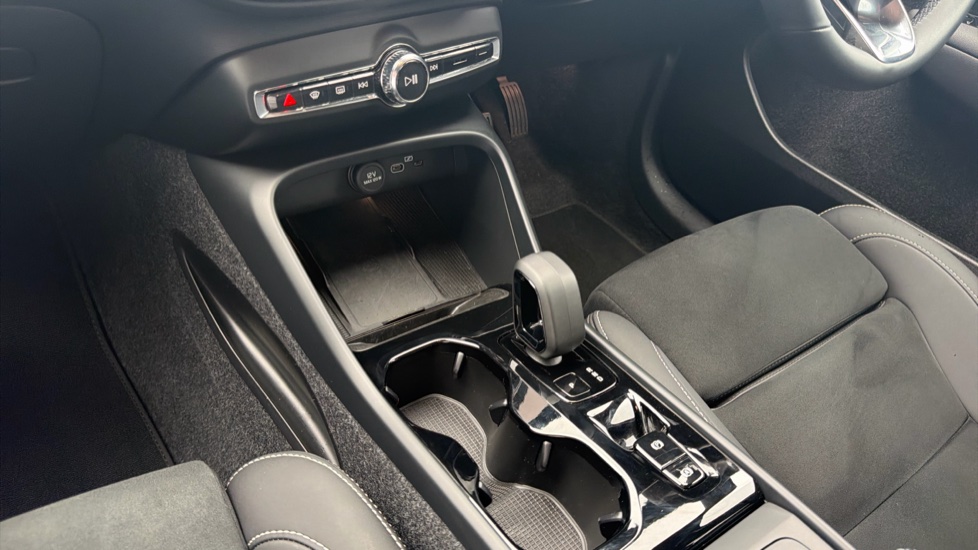 Volvo XC40 2.0 B3P Plus Dark 5dr Auto Petrol Estate - Image 13