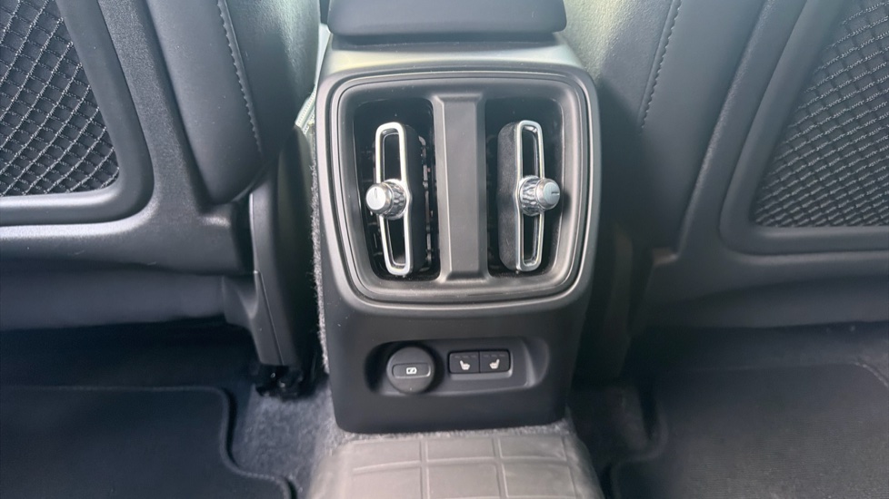 Volvo XC40 2.0 B3P Plus Dark 5dr Auto Petrol Estate - Image 25
