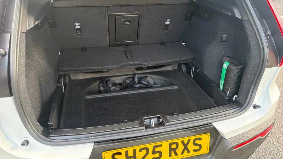 Volvo XC40 2.0 B3P Plus Dark 5dr Auto Petrol Estate - Image 30
