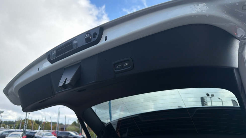 Volvo XC40 2.0 B3P Plus Dark 5dr Auto Petrol Estate - Image 31