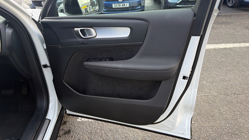 Volvo XC40 2.0 B3P Plus Dark 5dr Auto Petrol Estate - Image 33